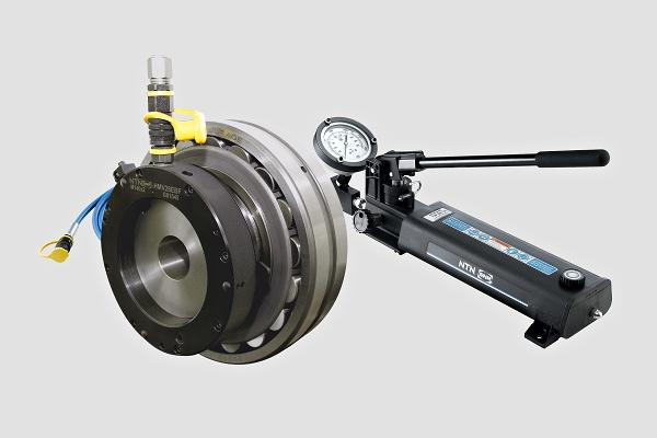 Hydraulic nut with pump